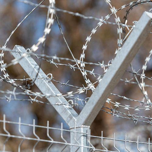 Stâlpi de gard pentru sistem de împrejmuire cu plasă împletită