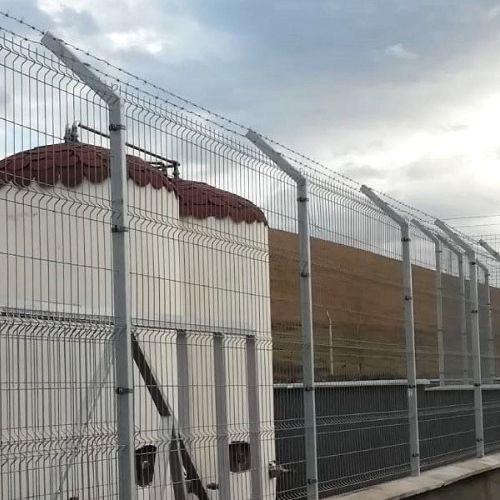 Stâlpi de gard pentru sistem de împrejmuire cu plasă împletită