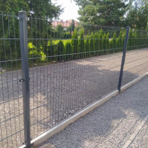 Sistem împrejmuire cu panouri bordurate